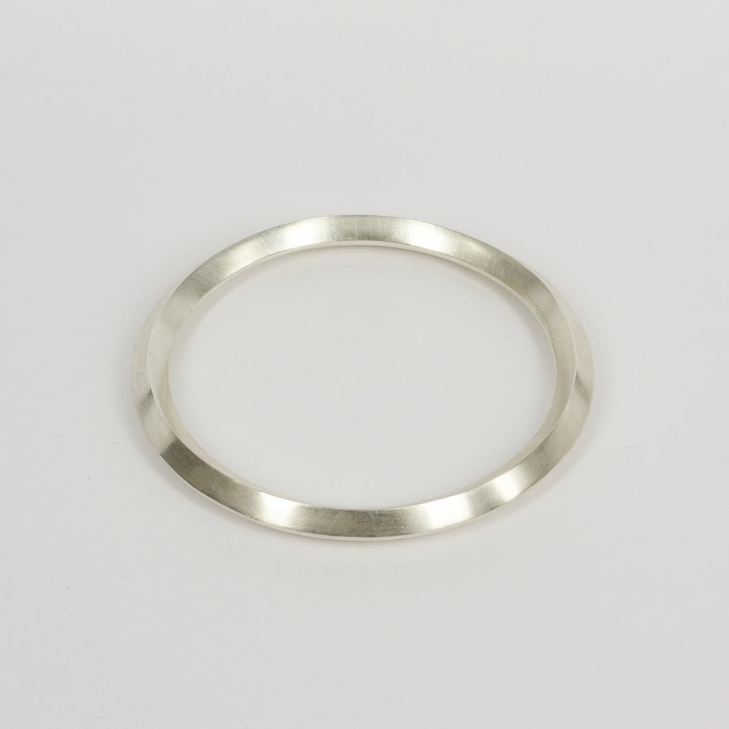 DA20: Square profile bangle