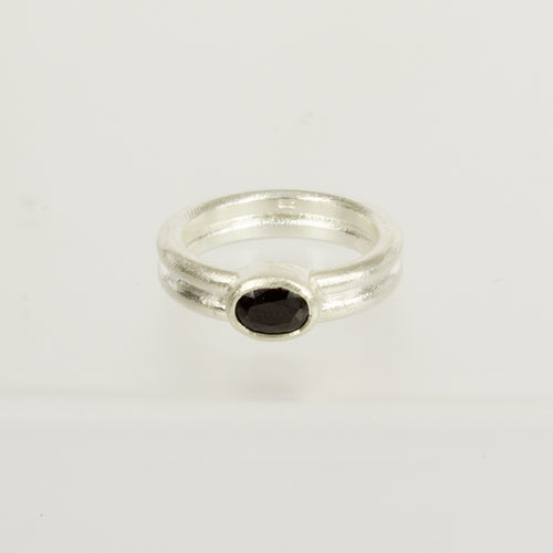 DA37: Black spinel ring