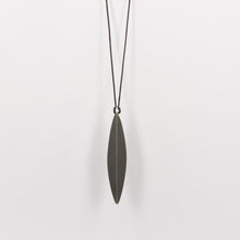 DH253: Leaf form pendant