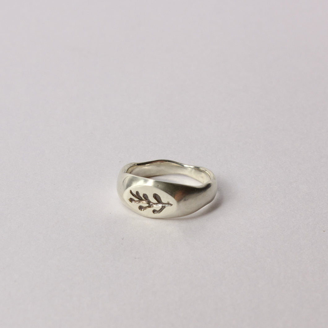 RK69: Engraved wavy band ring