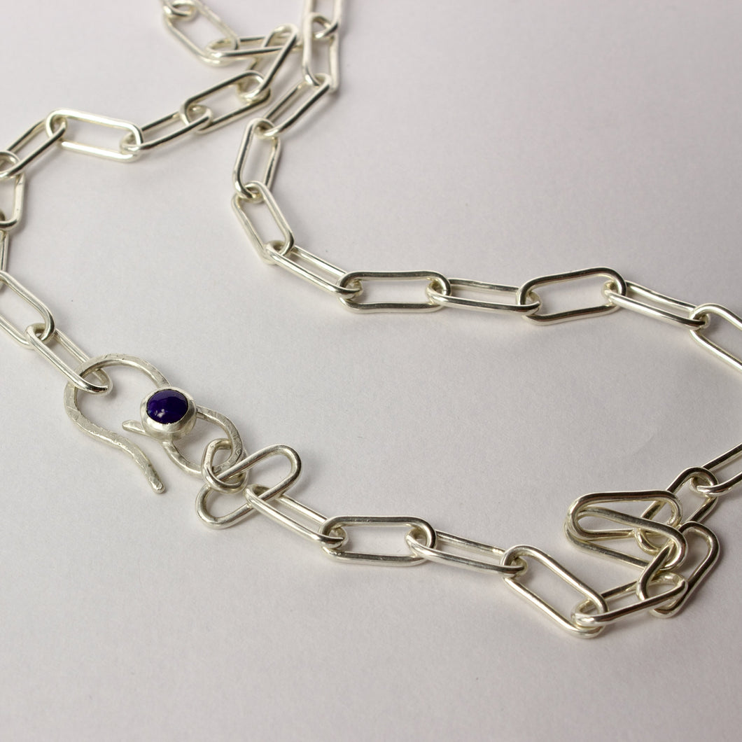 RK42: Chain necklace with lapis clasp