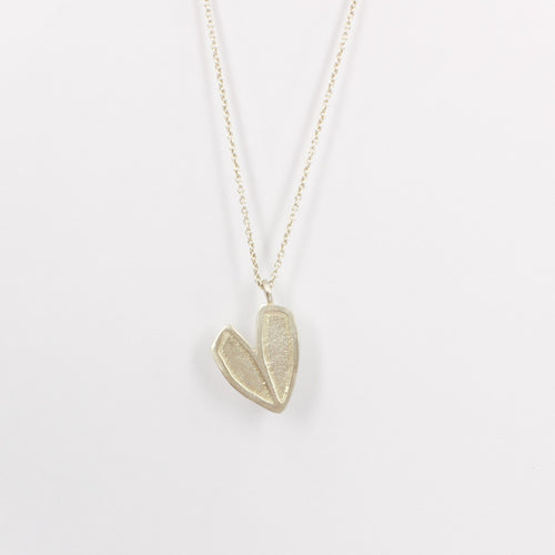 JMU133: Long heart pendant