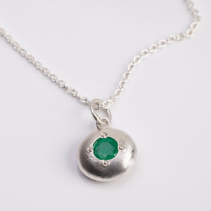 RMO21: Pebble pendant with emerald