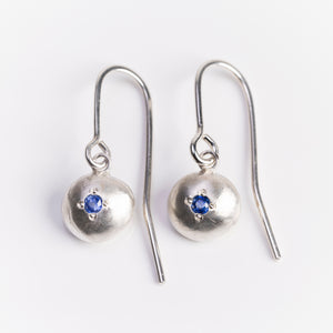 RMO1: Pebble earrings with sapphires