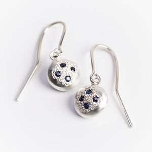 RMO6: Pebble earrings with sapphires