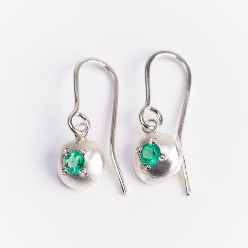 RMO8: Pebble earrings with emeralds