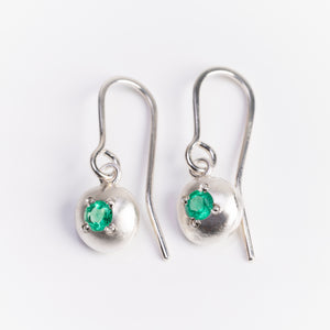 RMO8: Pebble earrings with emeralds