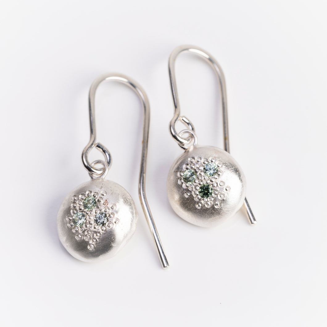 RMO9: Pebble earrings with pale green garnets